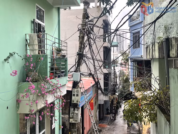 Tình trạng cột điện nằm sát nhà dân, “cõng gánh” nhiều loại dây viễn thông ở khu 4, phường Hồng Gai.