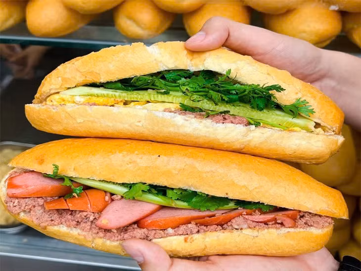 Cục An toàn thực phẩm (Bộ Y tế) đề nghị Sờ Y tế Quảng Ngãi tổ chức điều tra, truy xuất nguồn gốc thực phẩm liên quan đến vụ việc hàng chục người nghi ngộ độc sau khi ăn bánh mì...