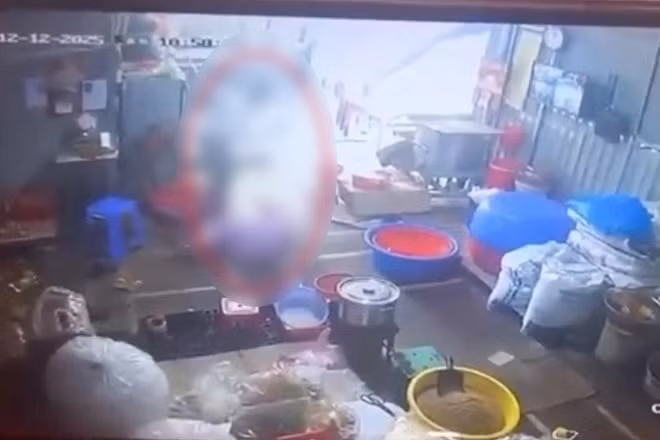 Khoảnh khắc người đàn ông chém vợ ở Tây Ninh. Ảnh: Cắt từ video