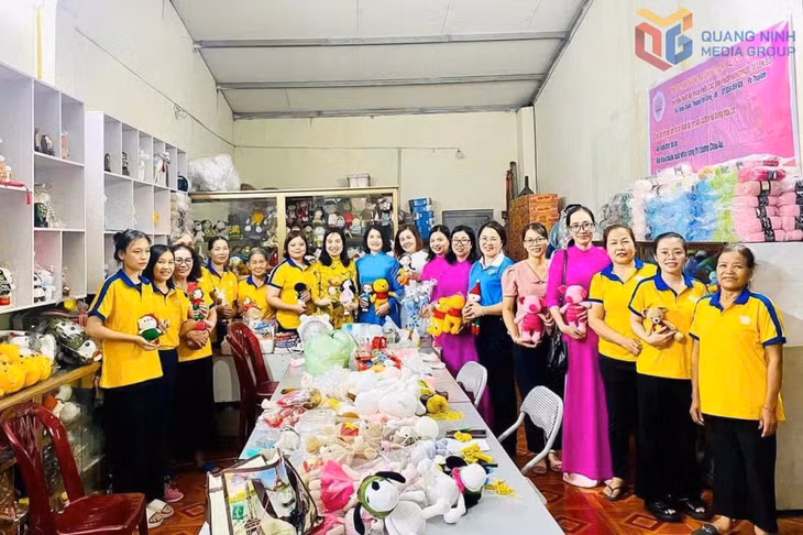 Các thành viên của Công ty TNHH Thương mại Linh’s Crochet.