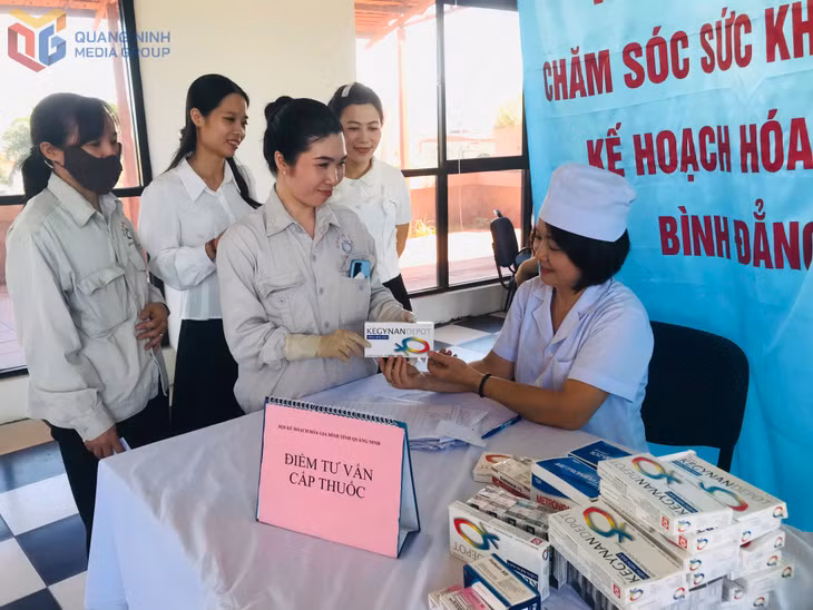 Hội KHHGĐ tỉnh tuyên truyền về SKSS, cấp phát thuốc cho công nhân tại Công ty TNHH Gốm sứ Quang Vinh.