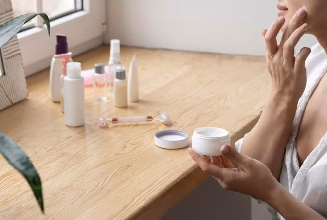 Từ làm sạch nhẹ nhàng đến dưỡng ẩm và bảo vệ da, chuyên gia da liễu hướng dẫn cách chăm sóc da mùa đông hiệu quả, dễ áp dụng. Ảnh: Thùy Dương