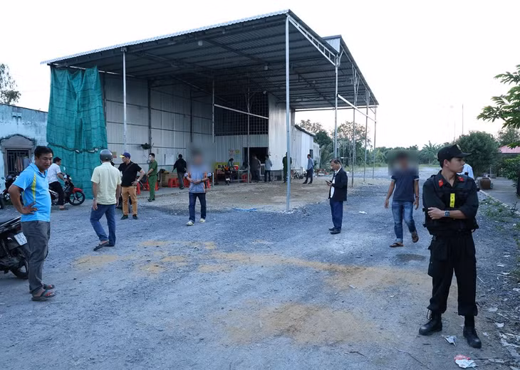 Cơ quan Công an khám xét tại khu vực bãi xe nơi xảy ra vụ án. Ảnh: Vũ Tiến