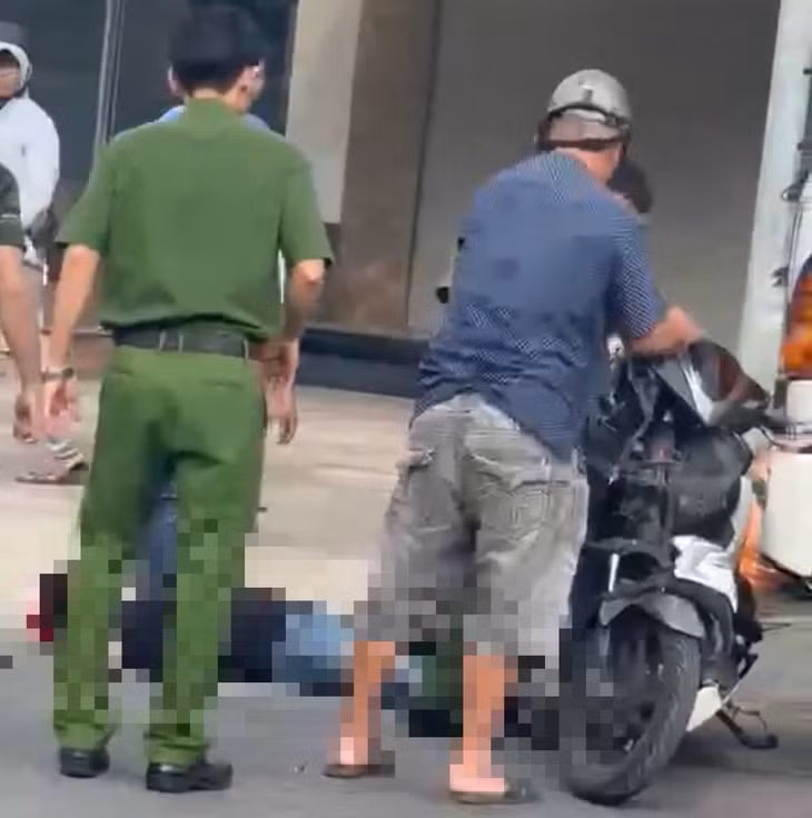 Nạn nhân được đưa đi cấp cứu sau cú va chạm. Ảnh: Phạm Duy