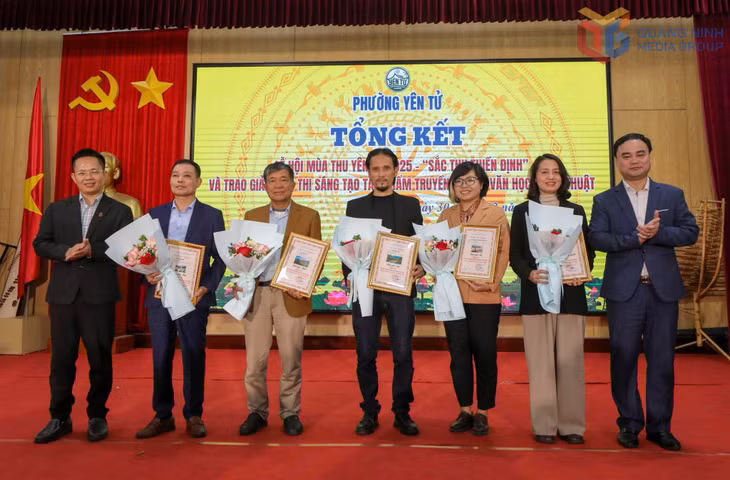 Ban Tổ chức trao giải lĩnh vực nhiếp ảnh cho các tác giả.