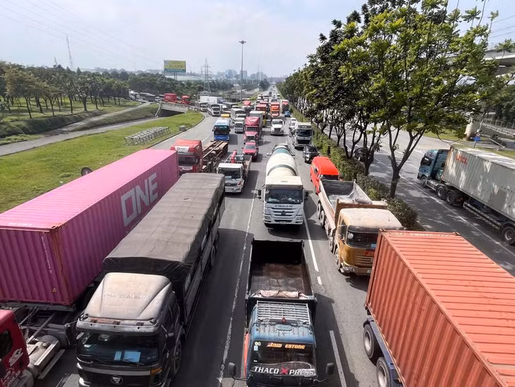Hàng loạt xe nối dài qua khu vực bị tai nạn. Ảnh: Nguyễn Hoàng