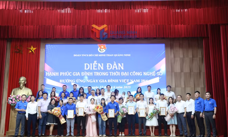 17 gia đình thợ mỏ trẻ tiêu biểu cấp Đoàn Than được tôn vinh trong khuôn khổ diễn đàn “Hạnh phúc gia đình trong thời đại công nghệ số”, hưởng ứng Ngày Gia đình Việt Nam 28/6/2025. Ảnh: Mai Linh