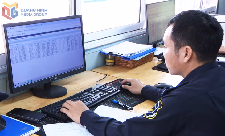 Hải quan Cửa khẩu Hoành Mô làm thủ tục XNK hàng hóa cho doanh nghiệp.