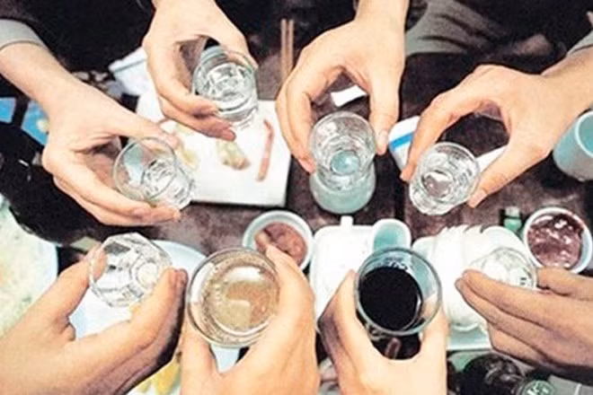 Bộ Y tế vào cuộc vụ nghi ngộ độc rượu chứa methanol làm chết người ở Hải Phòng. Ảnh: Linh Cẩm