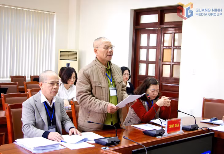 Đại diện công dân trình bày kiến nghị tại buổi tiếp công dân.