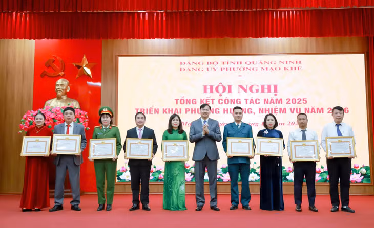 Đồng chí Bí thư Đảng ủy phường Mạo Khê trao Giấy khen cho các tổ chức đảng trực thuộc Hoàn thành xuất sắc nhiệm vụ tiêu biểu năm 2025