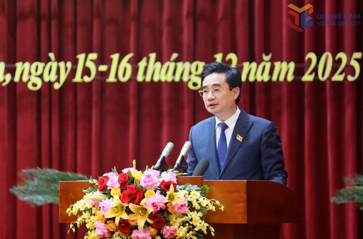 Đồng chí Nguyễn Anh Tú, Giám đốc Sở Xây dựng, trình bày nội dung dự thảo nghị quyết tại kỳ họp.
