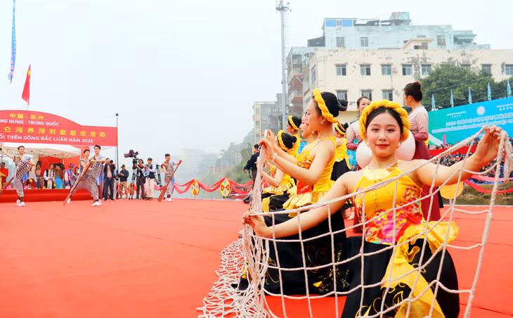Tiết mục múa minh họa cho làn điệu giao duyên của người miền biển Quảng Ninh.