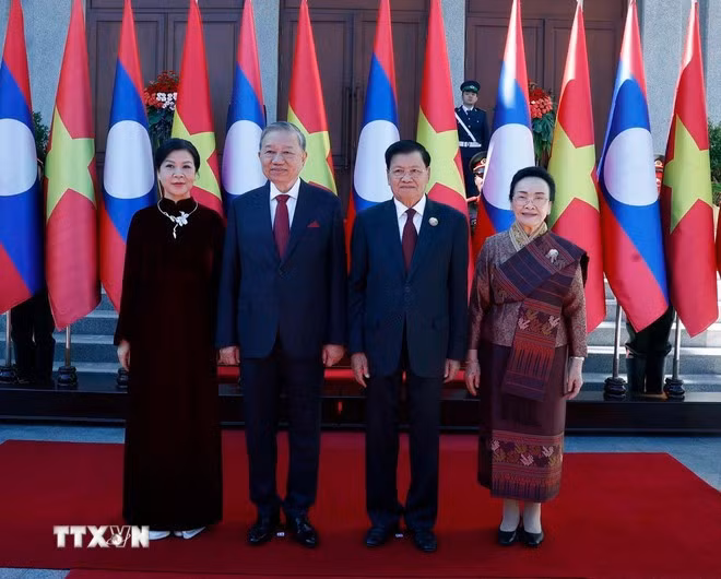 Tổng Bí thư Tô Lâm và Phu nhân cùng Tổng Bí thư, Chủ tịch nước Lào Thongloun Sisoulith và Phu nhân chụp ảnh chung. (Ảnh: Thống Nhất/TTXVN)
