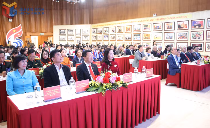 Các vị đại biểu và đông đảo người dân, học sinh, sinh viên tỉnh Quảng Ninh tham dự triển lãm ảnh.