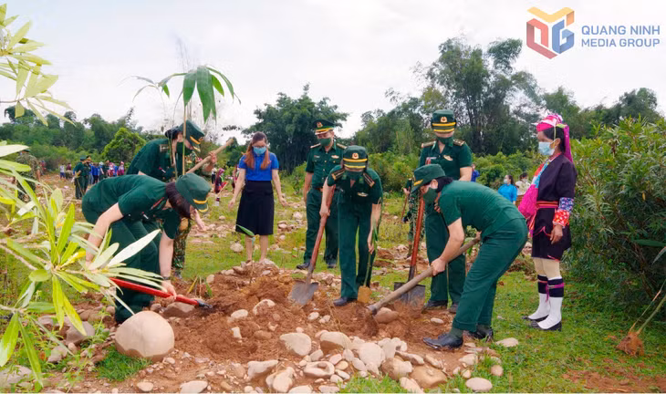 Hội Phụ nữ BĐBP tỉnh trồng tre bảo vệ biên giới (Ảnh do đơn vị cung cấp).