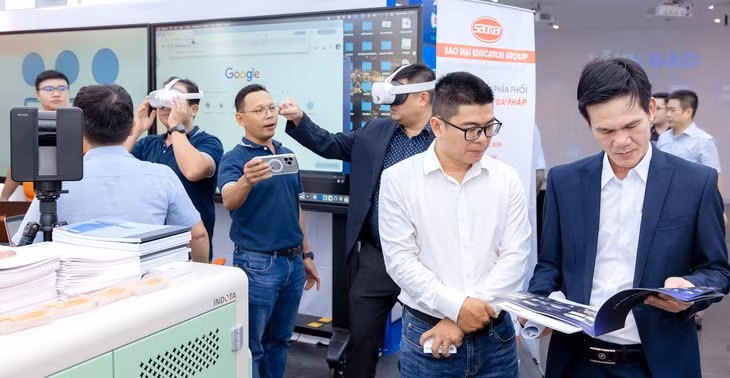 Các doanh nghiệp giới thiệu hệ sinh thái giải pháp chuyển đổi số trong khuôn khổ hội nghị "Chuyển đổi số trong giáo dục và đào tạo" tại Đại học Kinh tế TP.HCM - Ảnh: T.HUỲNH