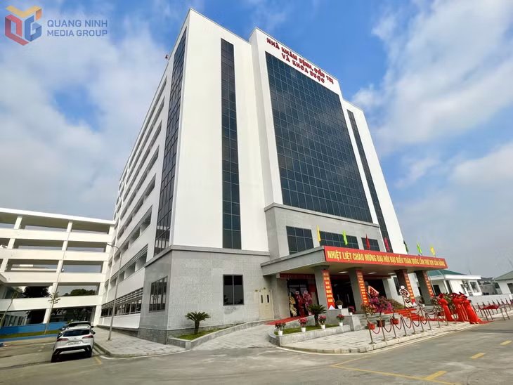 Bệnh viện Đa khoa khu vực Đông triều được đầu tư xây dựng khang trang, hiện đại, đáp ứng nhu cầu khám chữa bệnh của nhân dân.
