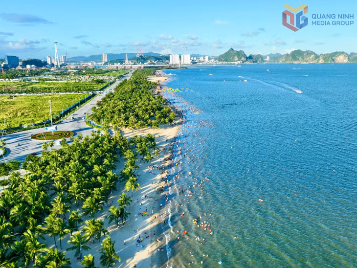 Bãi tắm Bãi Cháy thu hút đông đảo khách du lịch. Ảnh: Thanh Hải