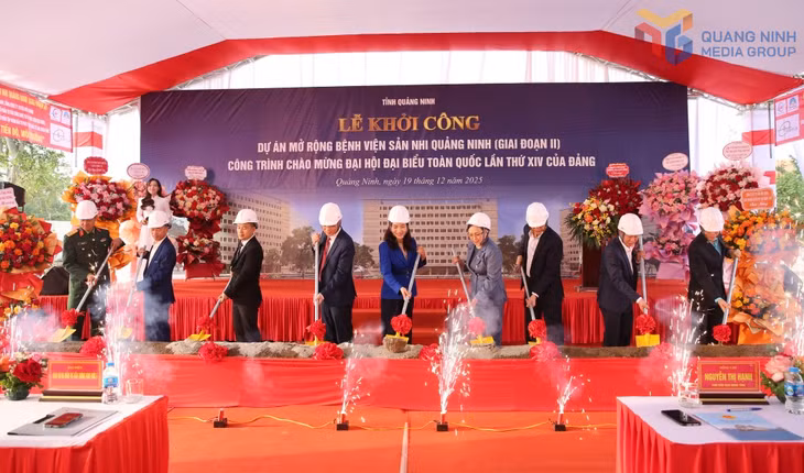 Đại biểu thực hiện nghi thức khởi công Dự án mở rộng Bệnh viện Sản Nhi Quảng Ninh (giai đoạn II).