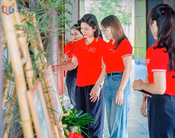 Du khách thăm quan không gian triển lãm.