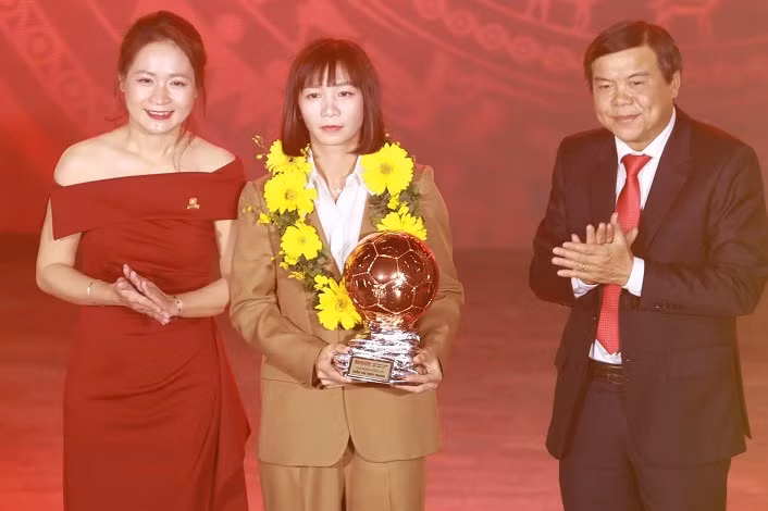 Tiền vệ Trần Thị Thuỳ Trang bày tỏ sự bức xúc của mình khi chỉ nhận danh hiệu Quả bóng Đồng nữ chung cuộc. Ảnh: Thanh Vũ