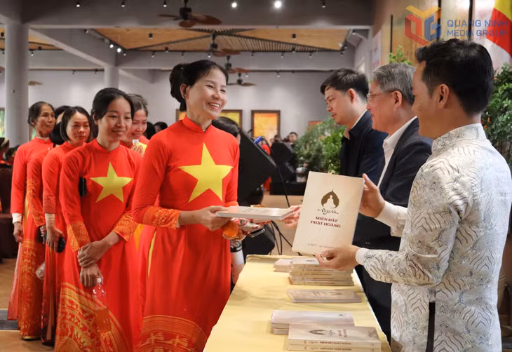 Sách “Ngọa Vân-Miền đất Phật Hoàng” được phát miễn phí cho các phật tử và người dân.