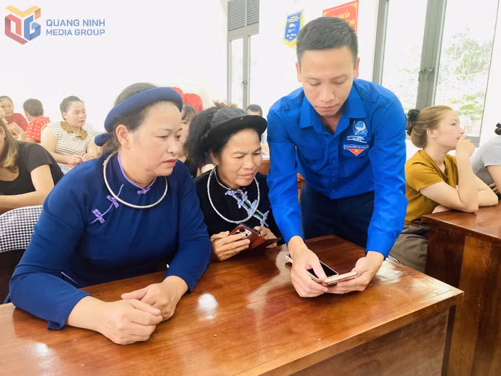 Đoàn thanh niên xã Điền Xá hướng dẫn cho công dân các tiện ích số.