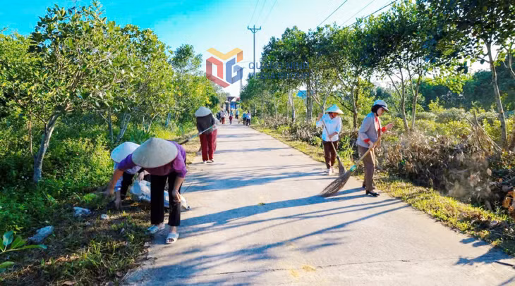 Chi hội Phụ nữ thôn Đông Hải xã Quảng Đức ra quân dọn vệ sinh môi trường 