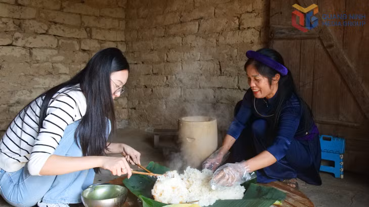 Du khách trải nghiệm nấu cơm mới cùng người dân