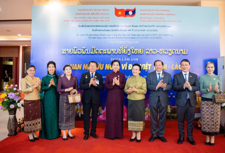 Phu nhân Ngô Phương Ly và Phu nhân Naly Sisoulith chụp ảnh cùng các đại biểu tại Lễ Khai mạc Tuần phim Việt Nam tại Lào và Triển lãm ảnh quan hệ Việt Nam-Lào. (Ảnh: Nguyễn Hồng)