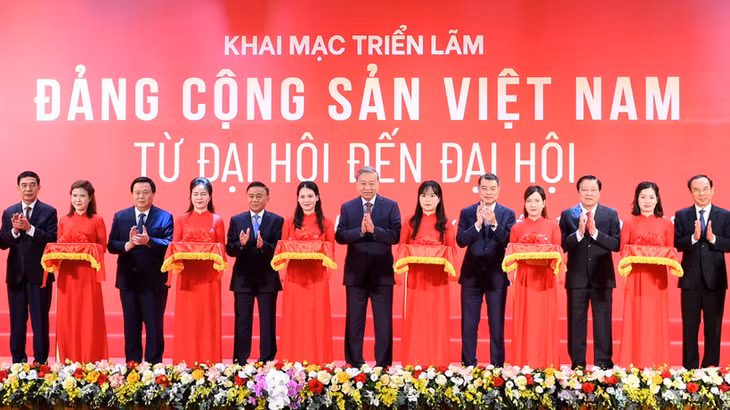 Tổng Bí thư Tô Lâm và các đồng chí lãnh đạo Đảng, Nhà nước cắt băng khai mạc Triển lãm “Đảng Cộng sản Việt Nam-Từ Đại hội đến Đại hội”. (Ảnh ĐĂNG KHOA)