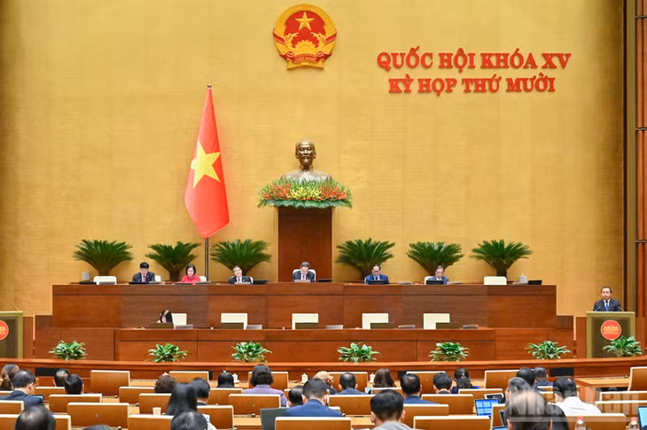 Bộ trưởng Nông nghiệp và Môi trường Trần Đức Thắng báo cáo tiếp thu, giải trình, chỉnh lý dự thảo Nghị quyết trước khi Quốc hội bấm nút thông qua. (Ảnh: DUY LINH)