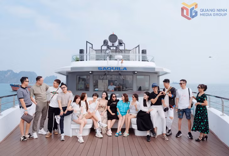 Khách du lịch hào hứng tham quan Vịnh Hạ Long.