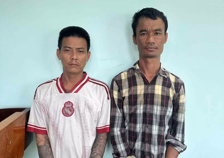 Ảnh bắt tạm giam 2 đối tượng để điều tra về hành vi Gây rối trật tự công cộng tại phường An Phú. Ảnh: Công an cung cấp