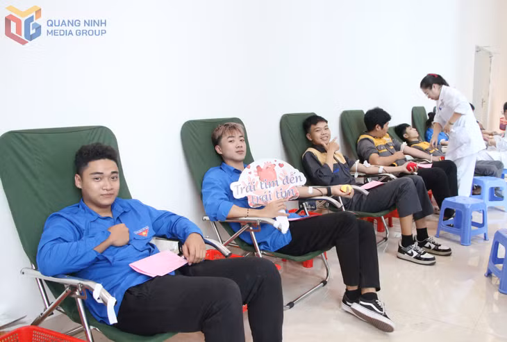 ĐVTN tham gia hiến máu tại chương trình “Giọt hồng từ Vùng mỏ anh hùng”