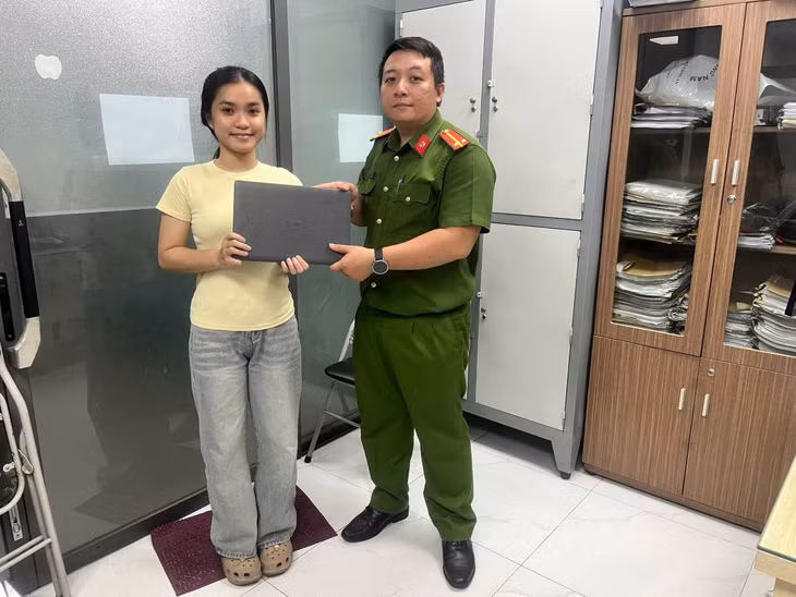 Nữ sinh viên đã nhận được laptop bị trộm tại quán cà phê nhờ sự trợ giúp của Công an phường Hòa Hưng. Ảnh: Công an phường Hòa Hưng