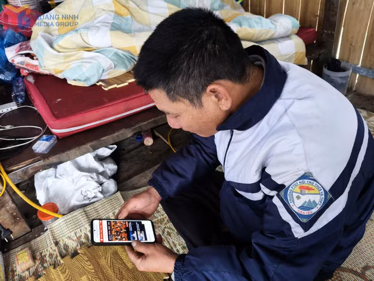 Qua điện thoại, ngư dân thôn đảo Trần, đặc khu Cô Tô theo dõi Kỳ họp thứ 34 HĐND tỉnh khóa XIV, thể hiện sự quan tâm đến các vấn đề phát triển kinh tế - xã hội của tỉnh.