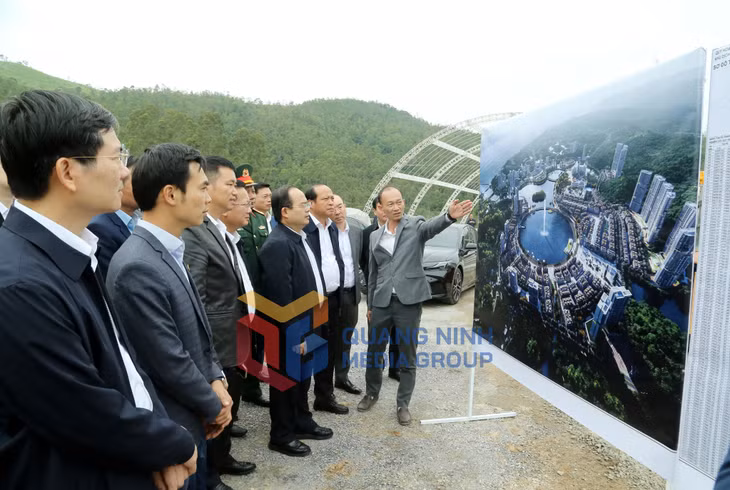 Đồng chí Bí thư Tỉnh ủy và đoàn công tác nghe chủ đầu tư báo cáo Dự án Khu dịch vụ du lịch phức hợp cao cấp tại Khu kinh tế Vân Đồn (12-2025). Ảnh: Thu Chung