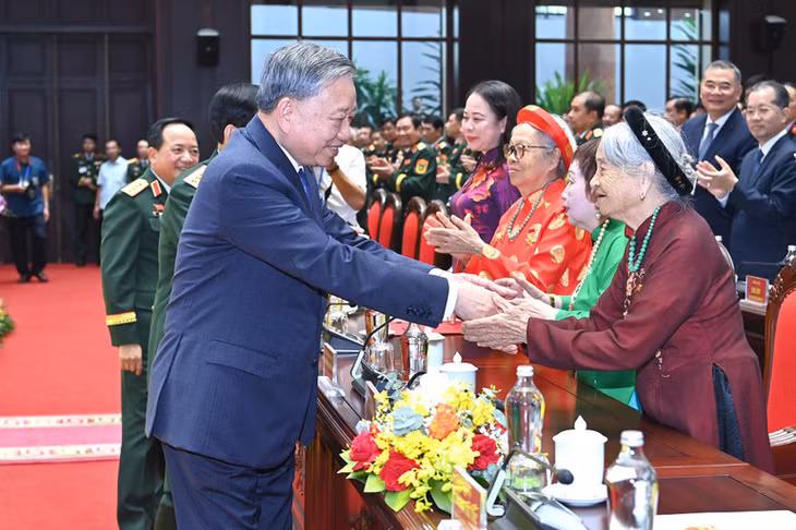 Tổng Bí thư Tô Lâm với các Mẹ Việt Nam Anh hùng tham dự Đại hội Thi đua Quyết thắng toàn quân lần thứ XI. (Ảnh: ĐĂNG KHOA)