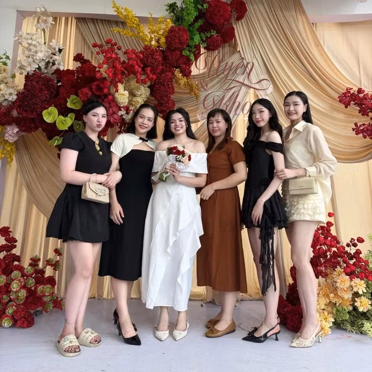 Cô dâu Quý Uyên và các đồng đội ở VTV Bình Điền Long An - Ảnh: FBNV
