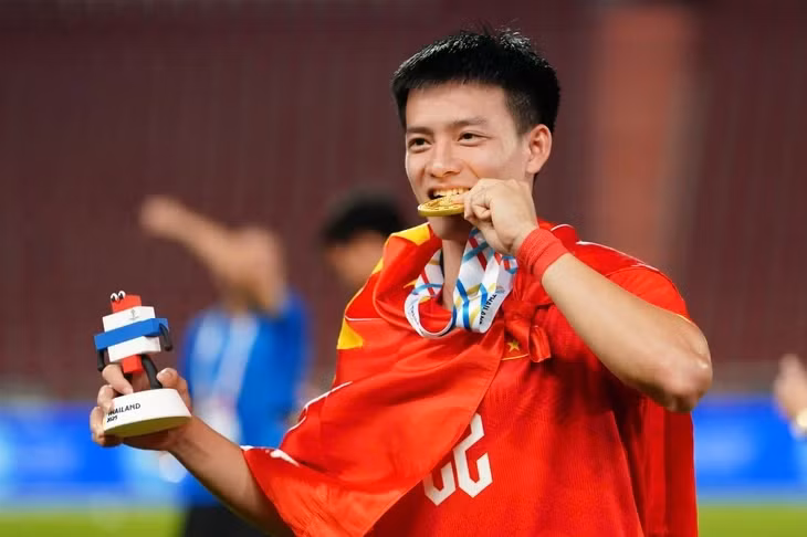 U22 Việt Nam nhận thưởng lớn sau tấm HCV SEA Games 33 - Ảnh: NAM TRẦN