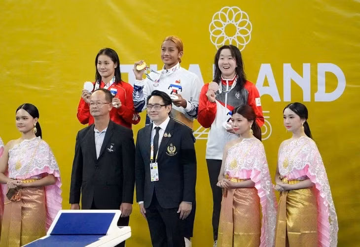 Hàng trên từ trái sang: Võ Thị Mỹ Tiên (huy chương bạc), Kawanchanok Kwanmuang (huy chương vàng) và Quah Jing Wen (huy chương đồng) - Ảnh: NAM TRẦN