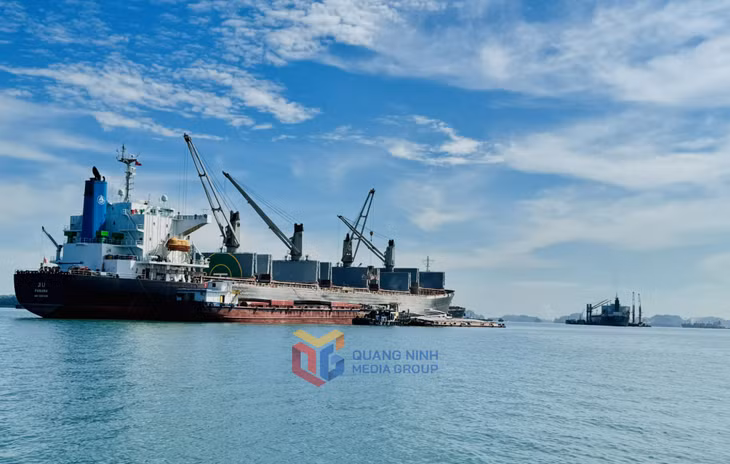 Hoạt động bốc xếp hàng hóa, logistics tại khu vực Con Ong - Hòn Nét. Ảnh: Mạnh Trường