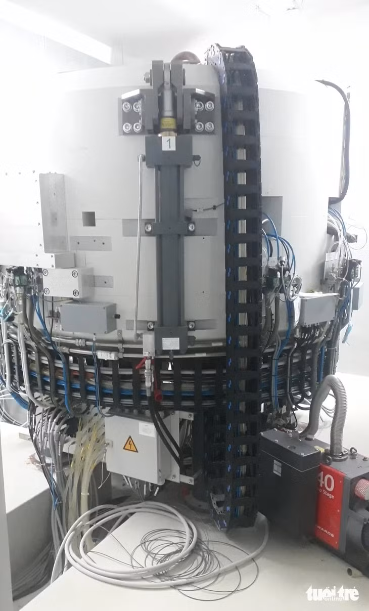 Máy Cyclotron 18 MeV được kỳ vọng sẽ phát tia phóng xạ để phục vụ xạ trị ung thư, nhưng đã đắp chiếu gần 15 năm chưa sử dụng - Ảnh: MINH KHANG