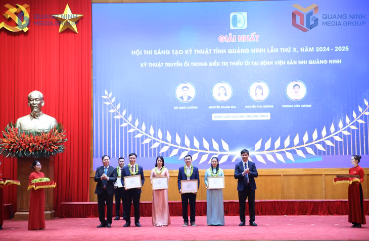 Ban Tổ chức Hội thi Sáng tạo kỹ thuật tỉnh lần thứ X (2024-2025) trao giải nhất cho các nhóm tác giả đạt giải.