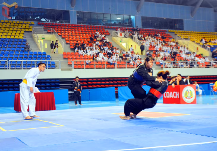 Các VĐV Pencak Silat có đòn quật ngã đối thủ ở nội dung thi đấu đối kháng nữ.