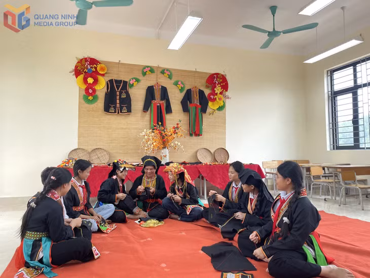Buổi học thêu thổ cẩm của CLB Bảo tồn văn hóa dân tộc Dao Thanh Phán được bà Triệu Thị Tuyết đứng lớp.