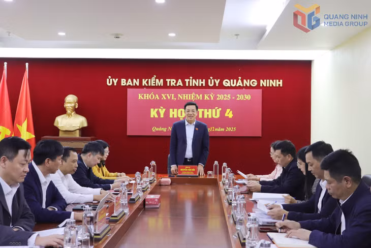 Đồng chí Nguyễn Văn Hồi, Uỷ viên Ban Thường vụ, Chủ nhiệm Uỷ Ban Kiểm tra Tỉnh uỷ phát biểu tại cuộc họp.