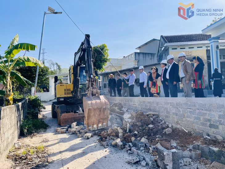 Xã Quảng La khởi công công trình nâng cấp, cải tạo tuyến đường tại thôn Dân Chủ 2 (tháng 11/2025). Ảnh: Hoàng Nga
